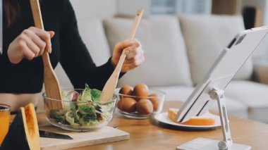 Mutfaktaki genç bayan..