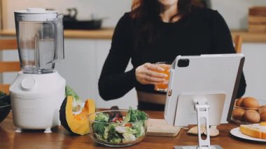 genç kadın sağlıklı kahvaltı yapmak