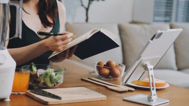 Kahvaltı için dizüstü bilgisayar kullanan kadın.