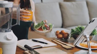 Sağlıklı yemek. Genç bayan taze salata hazırlıyor.