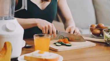 Genç bayan diyet için sağlıklı yemek hazırlıyor..