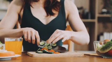 Taze sebze hazırlama kadın