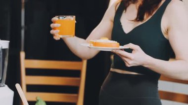 Kafede tatlı yiyen genç bir kadın.