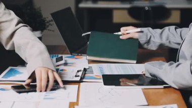 Modern ofiste bilgisayar ve belgelerle çalışan bir iş adamı..