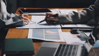 İş ekibi mali raporu tartışıyor ve planlıyor.