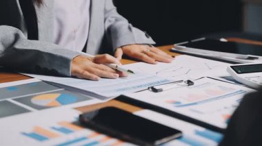 Laptop ile işyerinde çalışan iş adamı