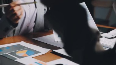 Modern iş ofisinde iş ekibi toplantısı.