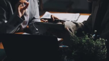 İş adamları ofiste toplanıyor, iş adamları ve iş kadınları mali planlama ve finansal projeleri tartışan bir grup beyin fırtınası yapıyorlar..