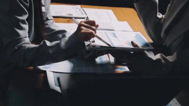 İş ekibi ofiste yeni projeyi tartışıyor