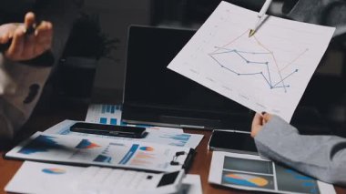 Ofisteki tablette mali verileri analiz eden genç iş kadını
