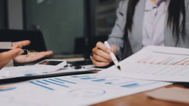 birlikte bir bilgisayarda çalışan iş takım.