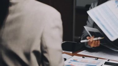 İş kadını elinde kalem tutuyor ve belgeye işaret ediyor.