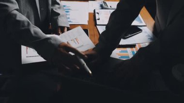 Modern ofiste bir dizüstü bilgisayar üzerinde çalışan iş ekibi..