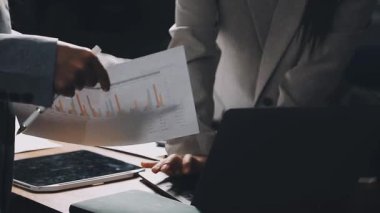 İş ekibi ofiste dizüstü bilgisayarla çalışıyor..