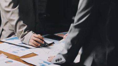 işadamı ve kadın ofiste tartışıyor.