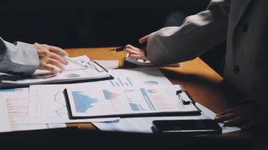 Finansal veriler tartışırken iş adamları
