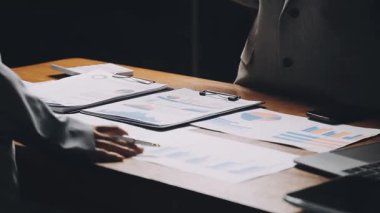 İş ekibi birlikte çalışıyor.