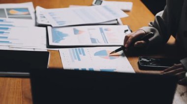 Bilgisayarla ve dijital tabletle çalışan iş adamları, orijinal fotoset