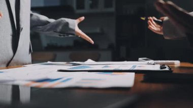 İş kadını dizüstü bilgisayardaki mali istatistikleri analiz ediyor.