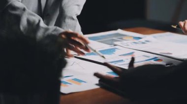 Modern ofisinde çalışan iş kadınları