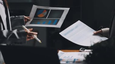 İş adamları ofiste toplanıyor.