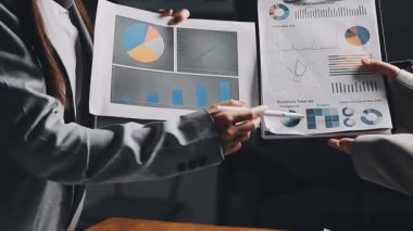 Dizüstü bilgisayarı olan takım elbiseli genç iş adamı.