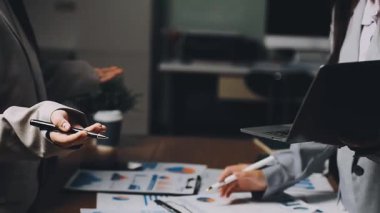 Dijital pazarlama projesi üzerinde çalışan genç bir iş kadını.