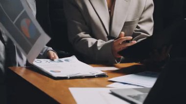 yeni bir iş planı tartışırken iş takım