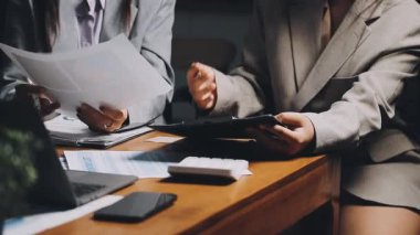 Modern çatı katındaki ofiste çalışan iş adamları.