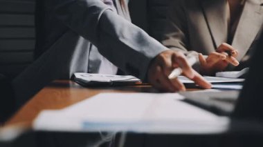 İş ekibi ofisinde toplanıyor.