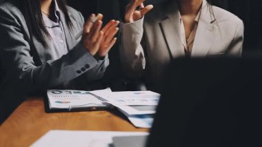 İş takım toplantısı modern ofis.