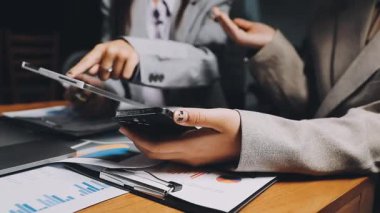 Tablet bilgisayar ve grafik kullanan iş adamları