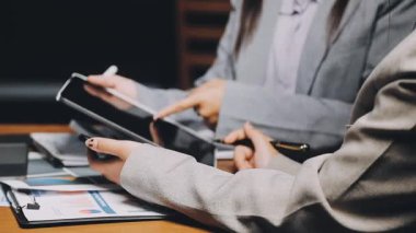 İşkadını tablet bilgisayar Office ile