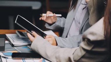 Ofiste tablet ve dizüstü bilgisayarla çalışan iş ekibini kapatın. Modern ofiste çalışan iş adamları