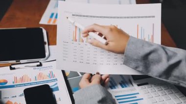 Ofisteki dizüstü bilgisayardaki verileri analiz eden iş adamlarını kapatın. iş ve finans kavramı.