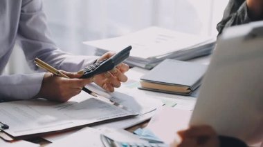 İşletme ekibi mali belgelerle birlikte çalışıyor..