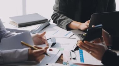 Kapat. İki genç iş adamı yeni projeyi tartışıyor.