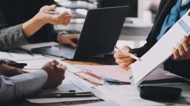 İş adamlarını kapat. Yeni başlatılan projeyle takım toplantısı.