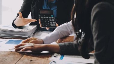 Ofisteki bir ekiple iş görüşmesi..