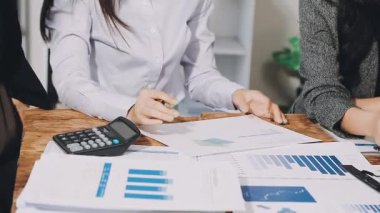 İş dünyası modern ofiste finansal verileri tartışıyor.