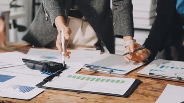 İş adamları belgeler ve grafiklerle ofiste toplanıyor