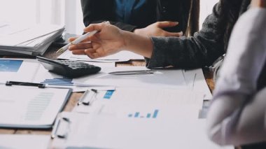 İş kadını ve erkek mali rapor üzerinde çalışıyor