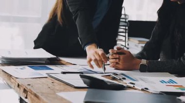 iş adamları iş tartışıyor