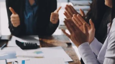 Modern girişim ofisinde birlikte çalışan iş adamları grubu.