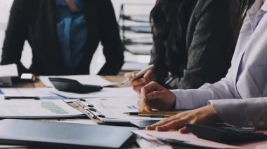 İş adamları iş ve planlama hakkında konuşuyor