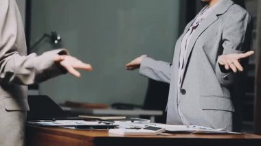 İş adamları ofiste el sıkışıyor.