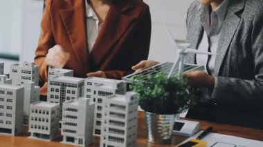 Emlakçı ev modelini emlak modeline gösteriyor..