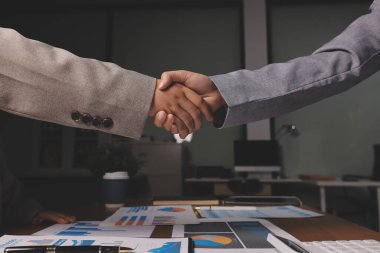 İş birleşme ve satın alma, başarılı müzakere, tokalaşma, ortaklık ve iş anlaşması konseptine ortak olmak için iki iş adamı el sıkışması.