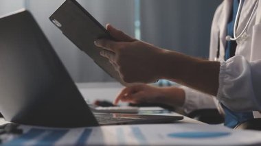 Hastane ofisinde çalışan doktor