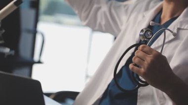 Üniformalı doktor ve steteskop hastaneyi kapatsın..